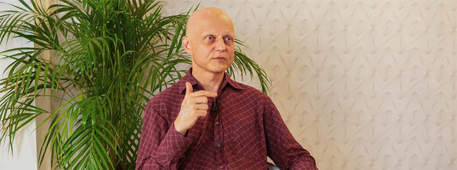 Kökény Tibor pszichológus beszélgetés közben a rendelőben